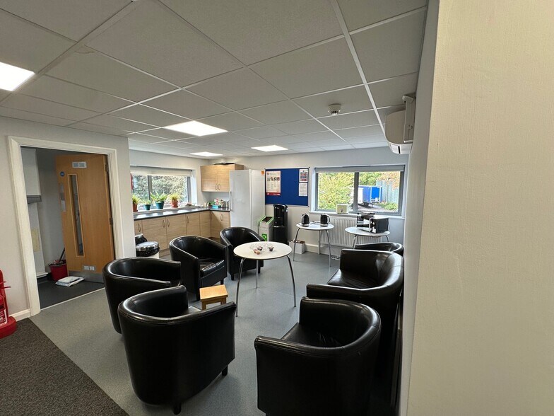 Units A & C Knaves Beech Way, Loudwater Way, High Wycombe à louer - Photo de l’immeuble – Image 3 sur 7