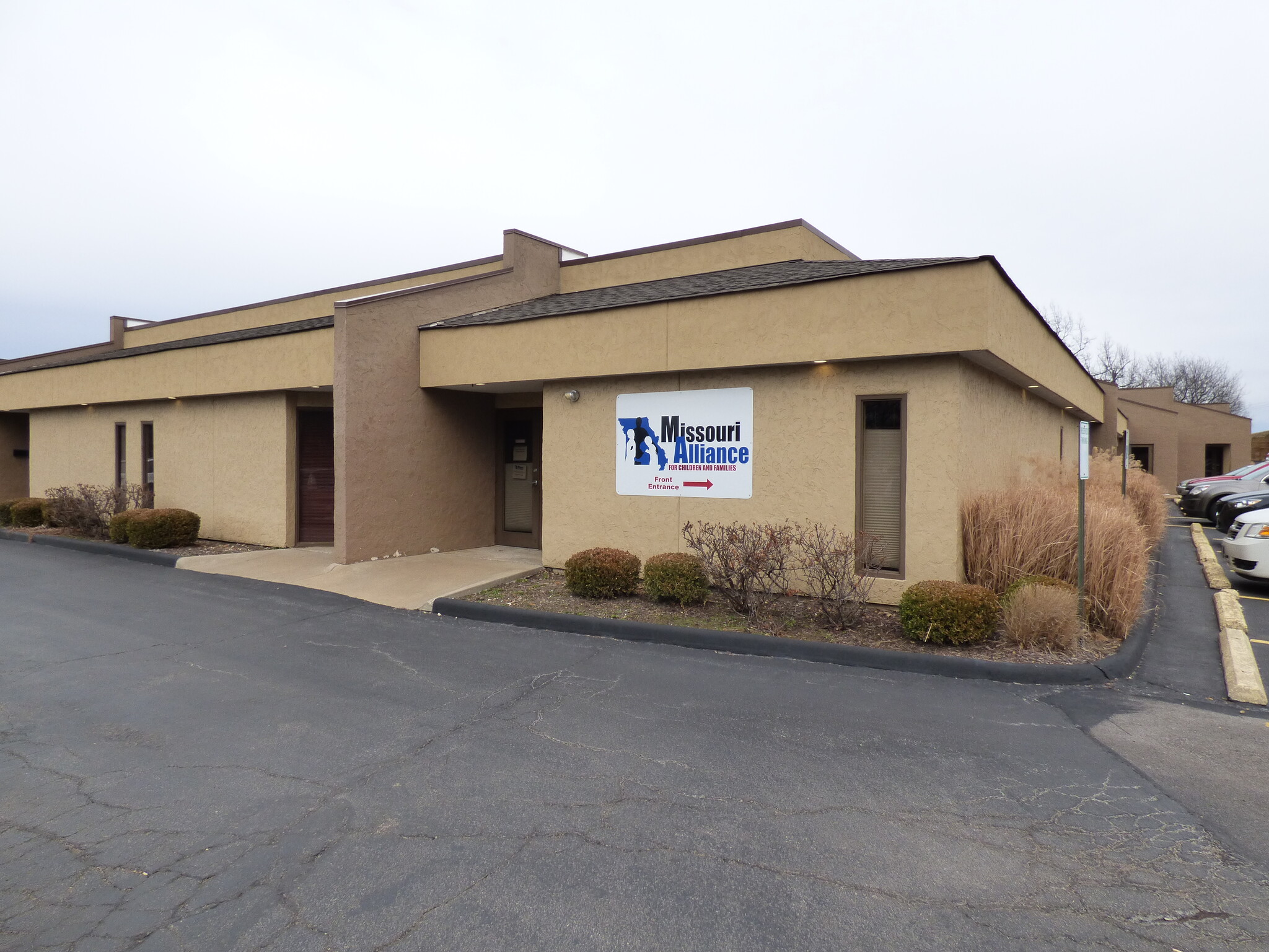 8-20 Worthington Access Dr, Maryland Heights, MO à louer Photo de l’immeuble– Image 1 sur 1