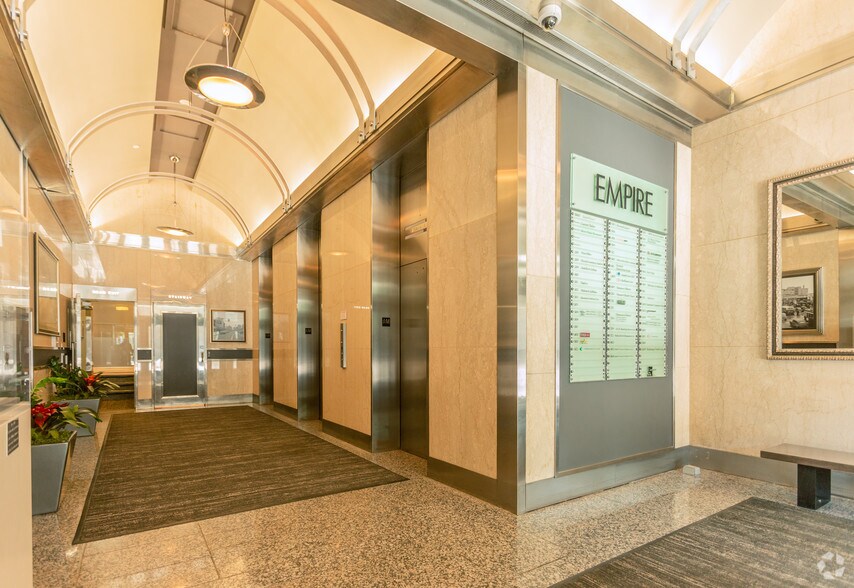10080 Jasper Ave NW, Edmonton, AB à louer - Hall d’entrée – Image 2 sur 12