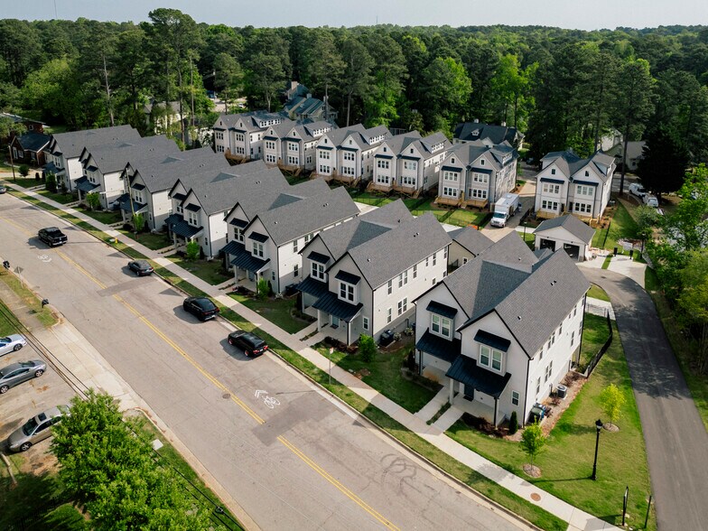 5045 Lundy Dr, Raleigh, NC à vendre - Photo de l’immeuble – Image 2 sur 21