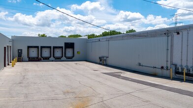 4609-4801 W Woolworth Ave, Milwaukee, WI à louer Photo de l’immeuble– Image 1 sur 1