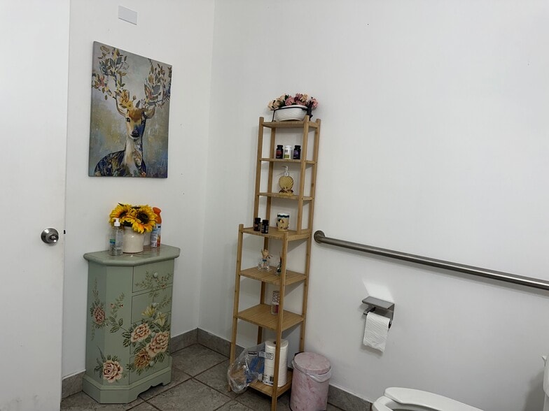 12343-12345 W Dixie Hwy, North Miami, FL à louer - Photo intérieure – Image 2 sur 31