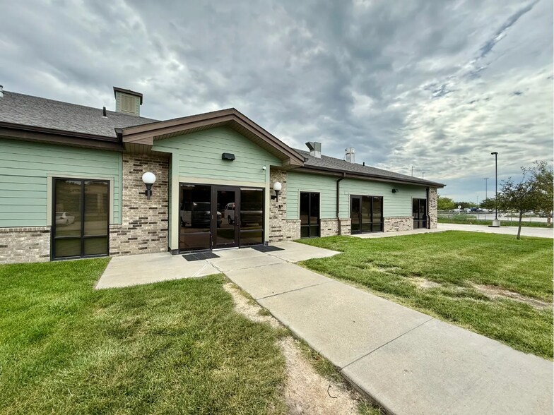 6704 S 167th St, Omaha, NE à vendre - Photo de l’immeuble – Image 3 sur 11