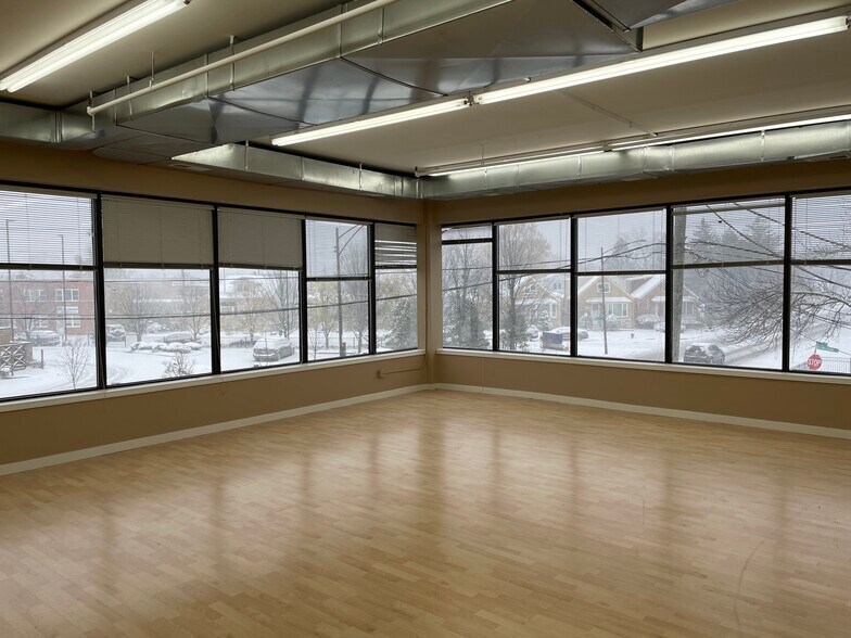 6304 N Nagle Ave, Chicago, IL à louer - Photo de l’immeuble – Image 3 sur 10
