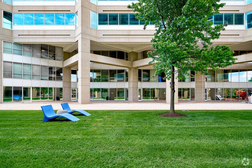 6903 Rockledge Dr, Bethesda, MD à louer - Photo de l’immeuble – Image 2 sur 4