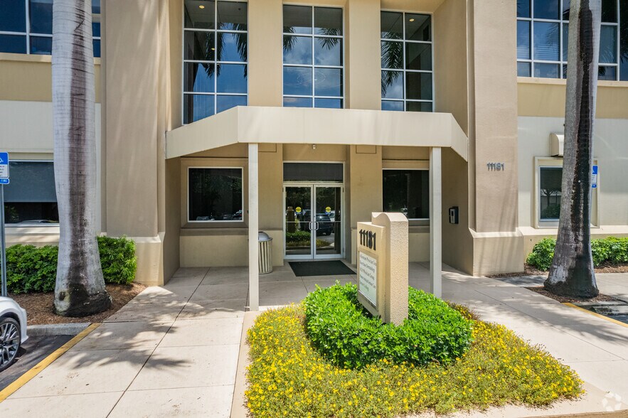 11181 Health Park Blvd, Naples, FL à louer - Photo de l’immeuble – Image 3 sur 4