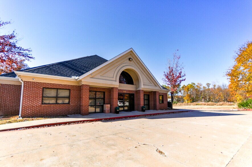1668 E Joyce Blvd, Fayetteville, AR à louer - Photo de l’immeuble – Image 1 sur 8