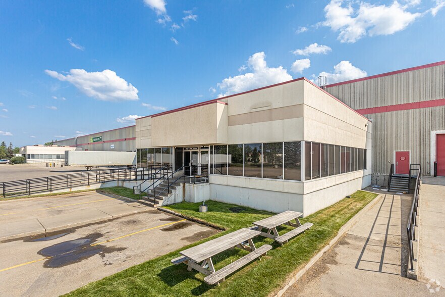 2103-2125 64 Av NW, Edmonton, AB à louer - Photo de l’immeuble – Image 2 sur 5