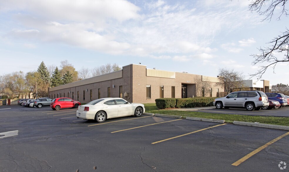 28200 Orchard Lake Rd, Farmington Hills, MI à louer - Photo de l’immeuble – Image 2 sur 5