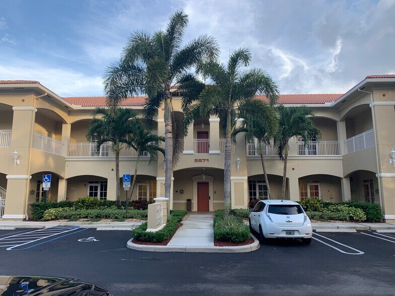 5571 N University Dr, Coral Springs, FL à louer - Photo de l’immeuble – Image 2 sur 4
