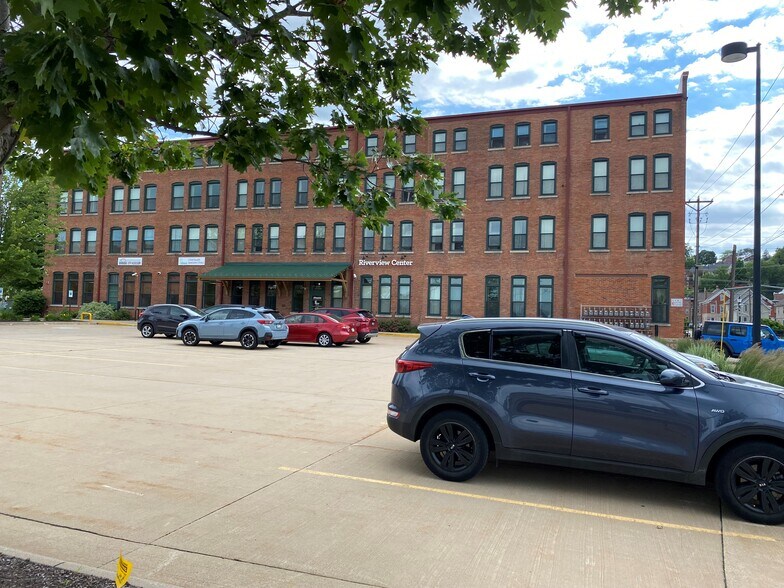 1789 Elm St, Dubuque, IA à louer - Photo de l’immeuble – Image 2 sur 4
