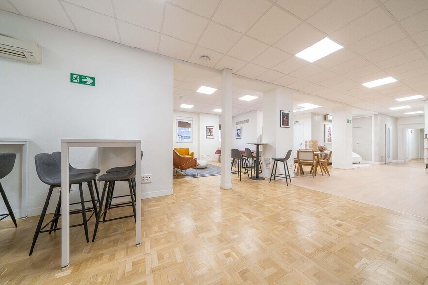 Immeuble residentiel dans Madrid, Madrid à vendre - Photo intérieure – Image 2 sur 4