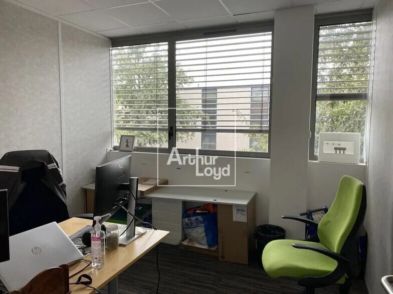 Bureau dans Grigny à louer - Photo de l’immeuble – Image 3 sur 5