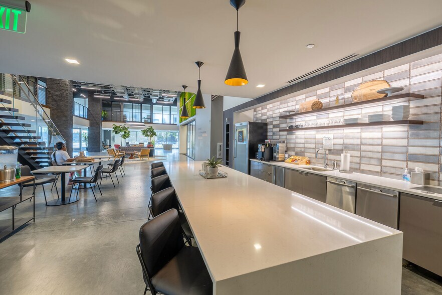 11220 W Burleigh St, Wauwatosa, WI à louer - Photo de l’immeuble – Image 3 sur 9