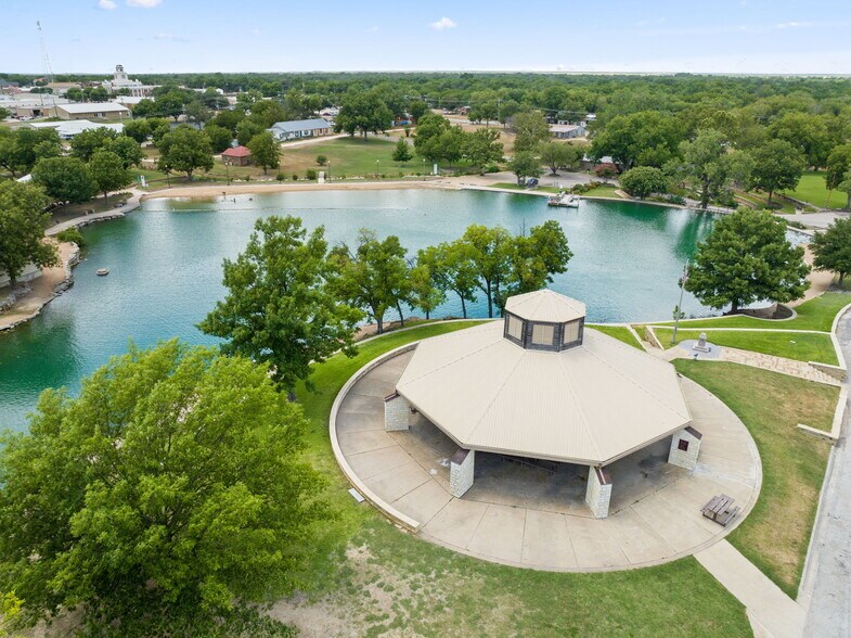 702 W Wallace St, San Saba, TX à vendre - Photo de l’immeuble – Image 3 sur 54