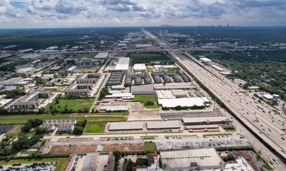 11020 Katy Fwy, Houston, TX à louer - Photo de l’immeuble – Image 2 sur 8