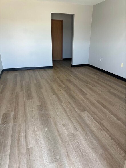 1300-1310 N 14th St, Indianola, IA à louer - Photo de l’immeuble – Image 2 sur 11