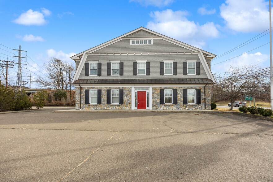 76 Tokeneke Rd, Darien, CT à louer - Photo de l’immeuble – Image 1 sur 43