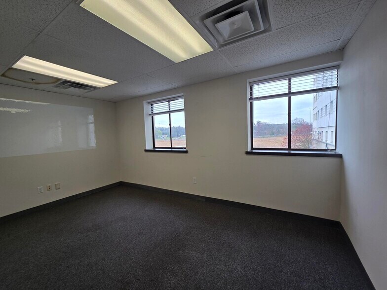 2-100 Tower Office Park, Woburn, MA à louer - Photo de l’immeuble – Image 3 sur 11