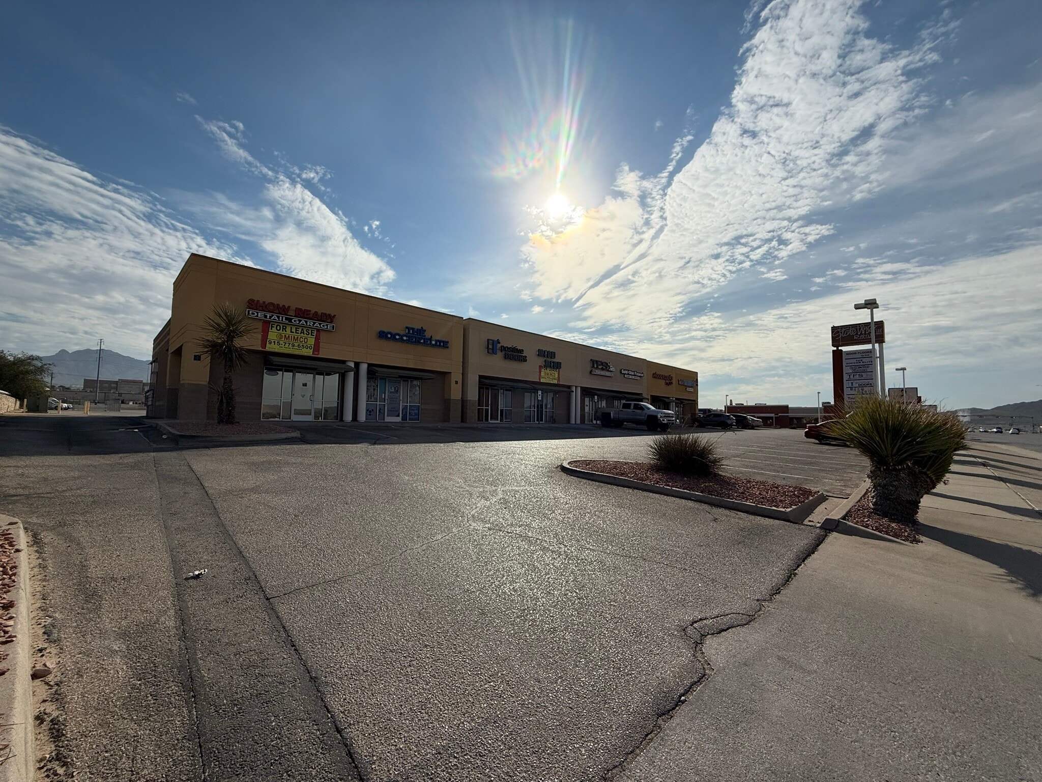 1060 Doniphan Park Cir, El Paso, TX à louer Photo de l’immeuble– Image 1 sur 2