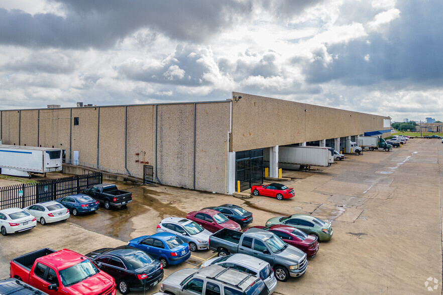 119 Regal Row, Dallas, TX à louer - Photo de l’immeuble – Image 3 sur 11