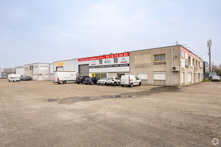 Local d'activités dans Chassieu à vendre - Photo principale – Image 1 sur 2