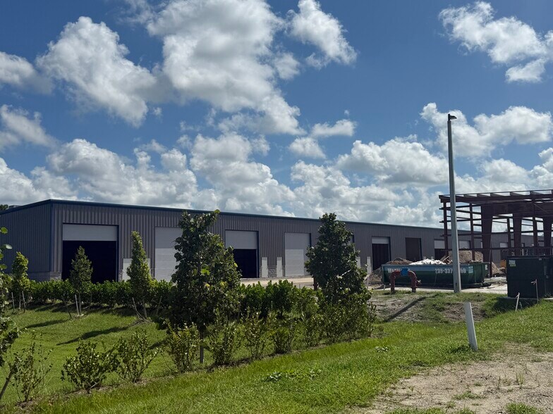 16261 Pine Ridge Rd, Fort Myers, FL à louer - Photo de l’immeuble – Image 3 sur 8