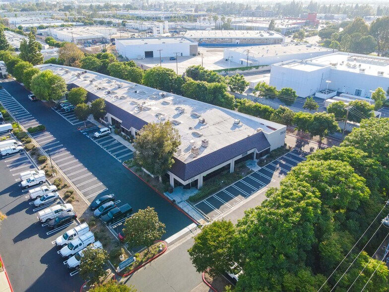 1900 E Warner Ave, Santa Ana, CA à louer - Photo de l’immeuble – Image 1 sur 19