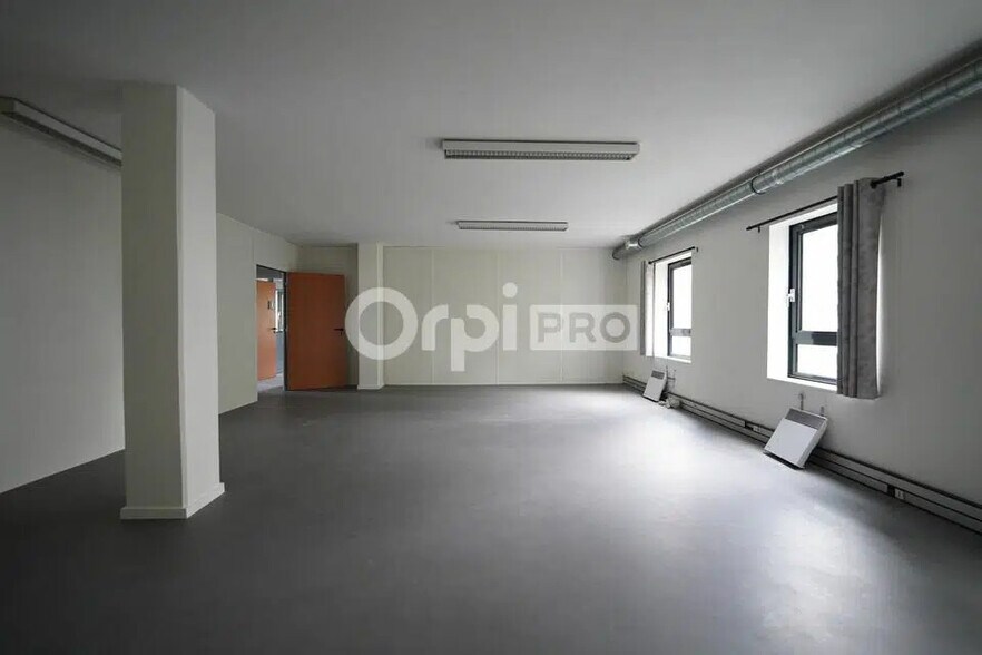 111 Rue Du 1 Mars 1943, Villeurbanne à louer - Photo de l’immeuble – Image 3 sur 7