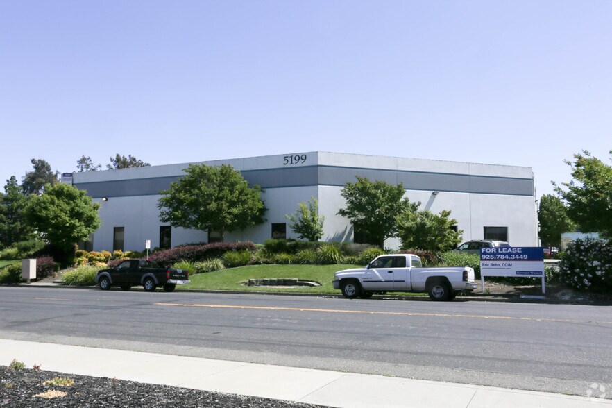 5199 Fulton Dr, Fairfield, CA à louer - Photo de l’immeuble – Image 1 sur 8