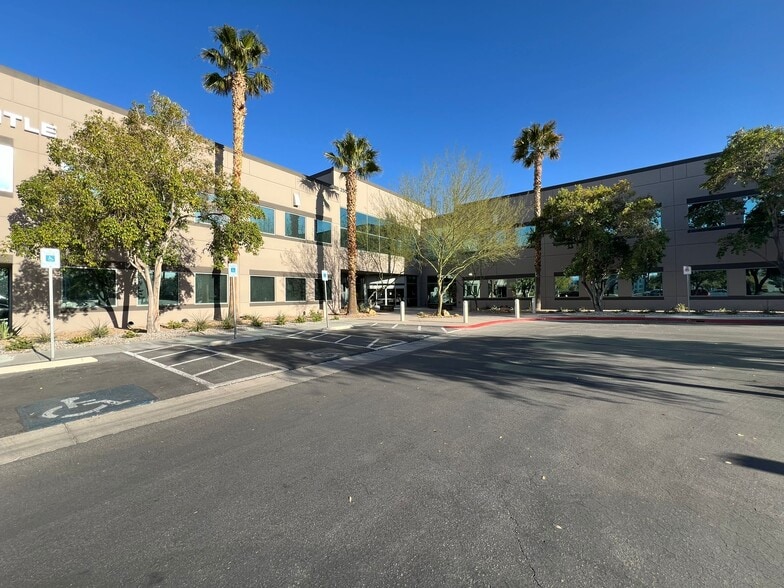 2500 N Buffalo Dr, Las Vegas, NV à louer - Photo de l’immeuble – Image 2 sur 23