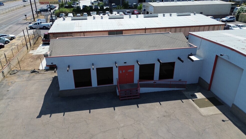 11418 Woodside Ave N, Santee, CA à louer - Photo de l’immeuble – Image 1 sur 21