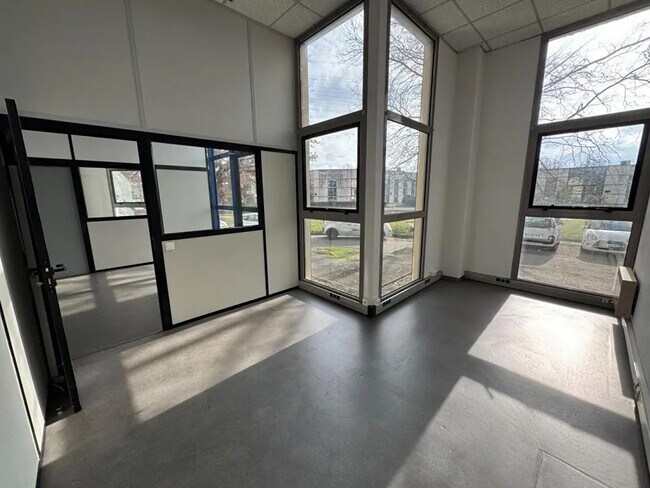 Plus de détails pour Local d'activités à louer