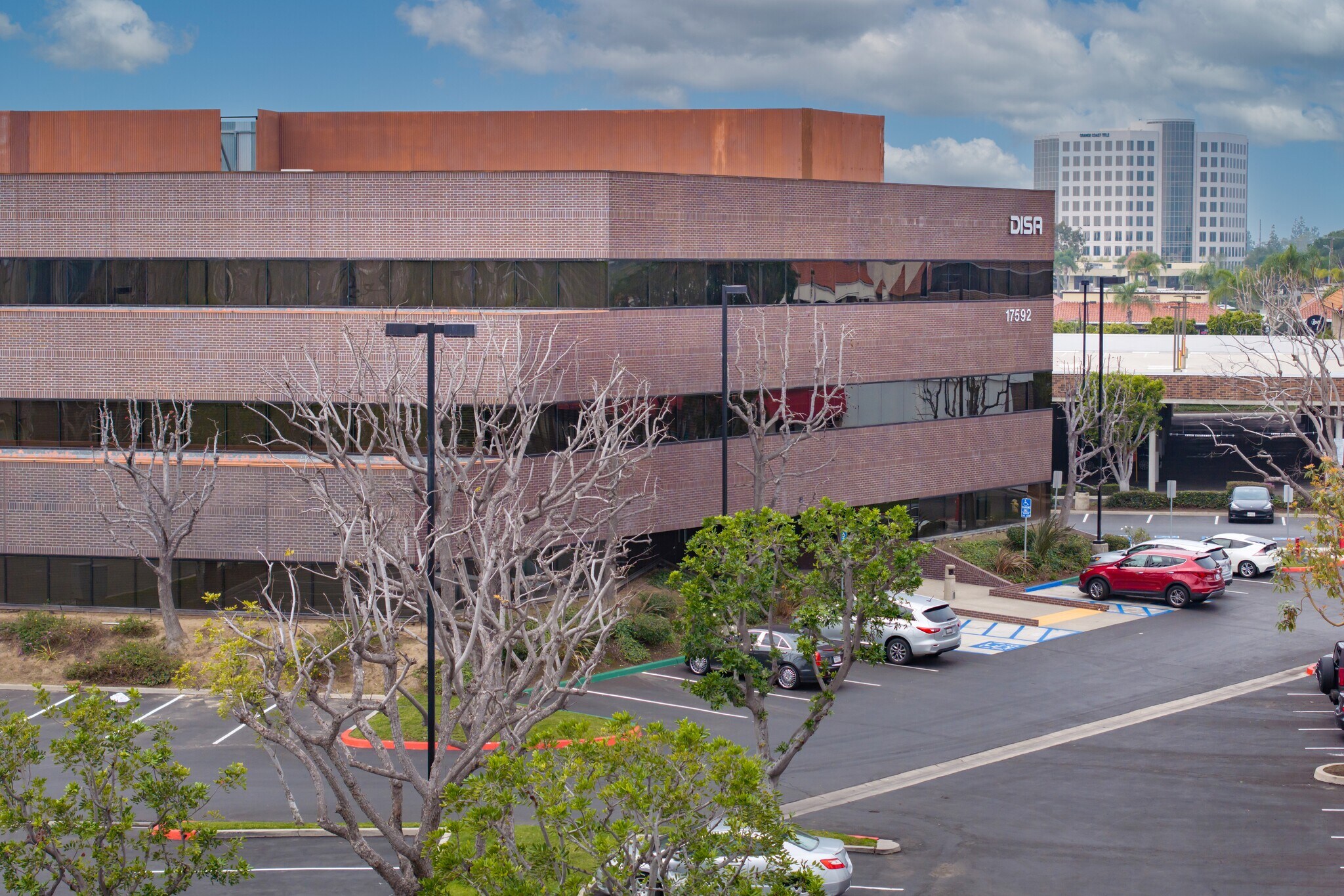 17592 E 17th St, Tustin, CA à louer Photo de l’immeuble– Image 1 sur 2