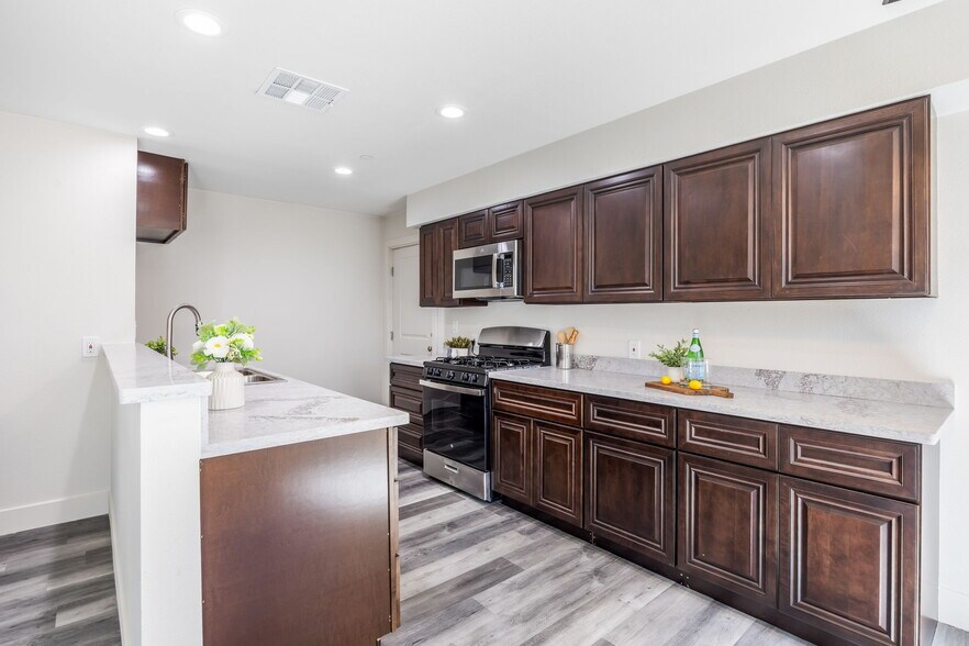 2409 Cava Ct, Sacramento, CA à vendre - Photo de l’immeuble – Image 3 sur 5