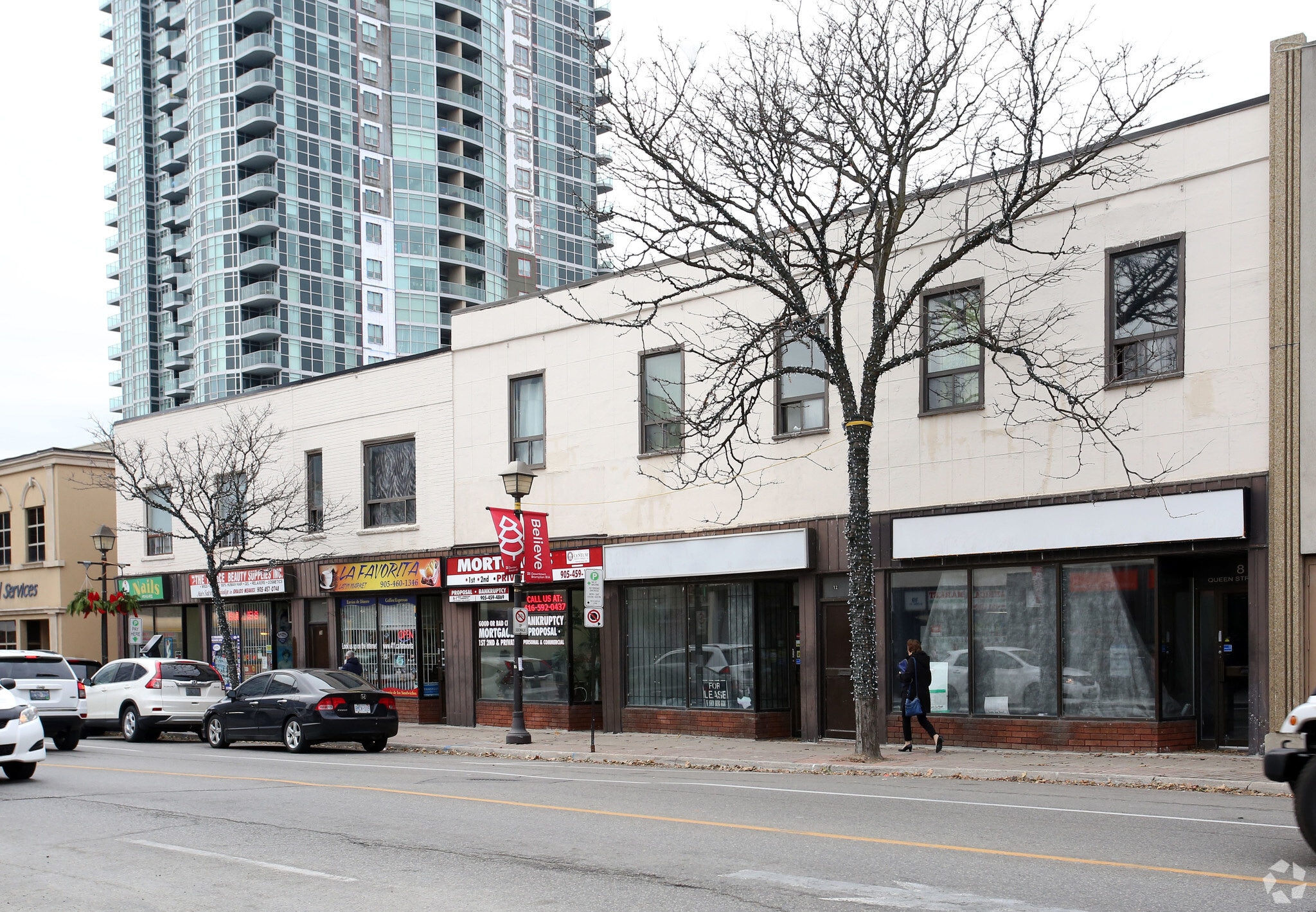 8-28 Queen St W, Brampton, ON à louer Photo principale– Image 1 sur 5