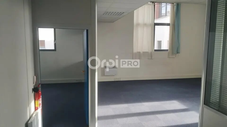 Bureau dans  à louer - Photo de l’immeuble – Image 1 sur 8