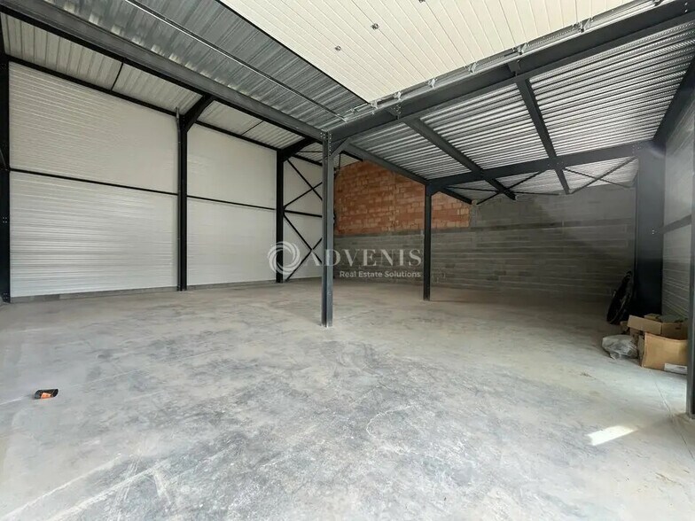 Local d’activités dans Saint-Genis-Laval à louer - Photo de l’immeuble – Image 3 sur 5