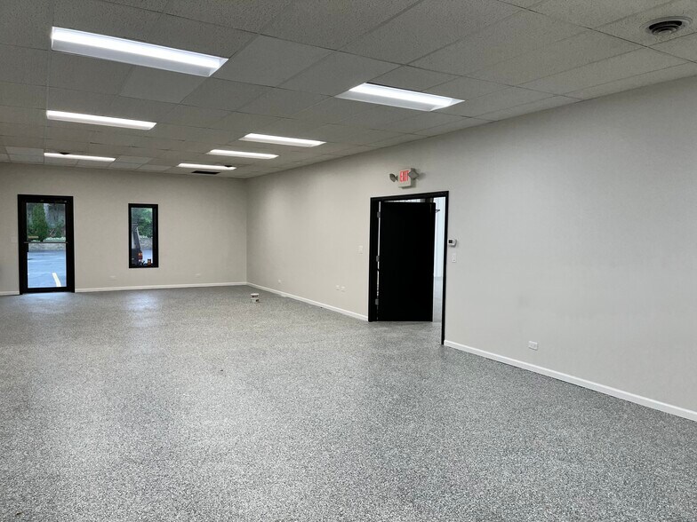517 N Lake Ave, Twin Lakes, WI à louer - Photo de l’immeuble – Image 3 sur 12