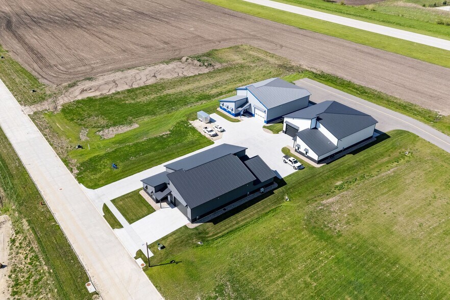 530 Aircom Dr, Marion, IA à vendre - Photo de l’immeuble – Image 2 sur 16