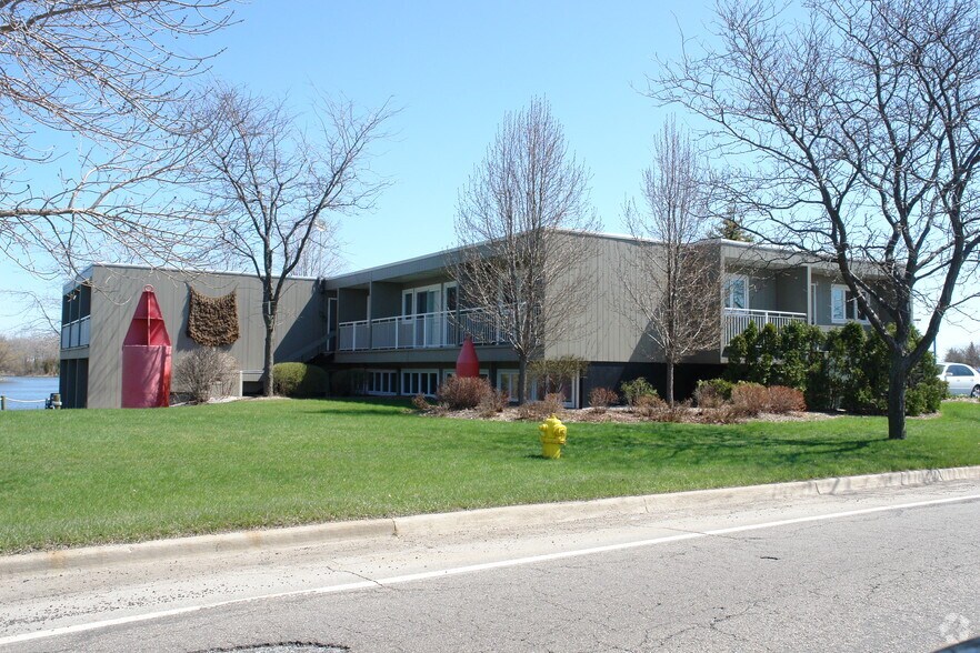 3737 Lake Eastbrook Blvd SE, Grand Rapids, MI à louer - Photo de l’immeuble – Image 2 sur 2