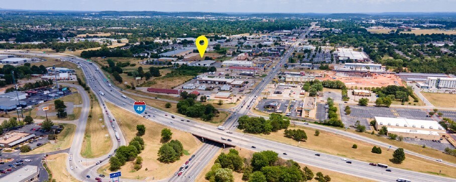 810 Rieff St, Springdale, AR à louer - Photo de l’immeuble – Image 2 sur 3