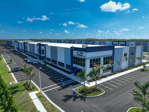 14181 Treeline Ave, Fort Myers, FL à louer Photo de l’immeuble– Image 2 sur 7