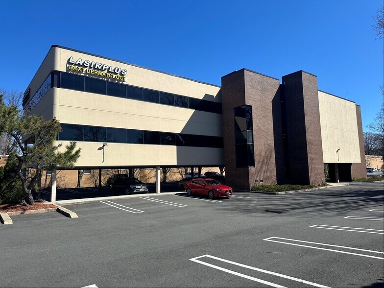 351 Evelyn St, Paramus, NJ à vendre - Photo de l’immeuble – Image 1 sur 9