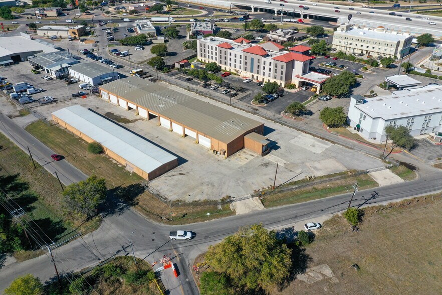 930 Luciano Flores St, San Marcos, TX à louer - Photo de l’immeuble – Image 2 sur 7