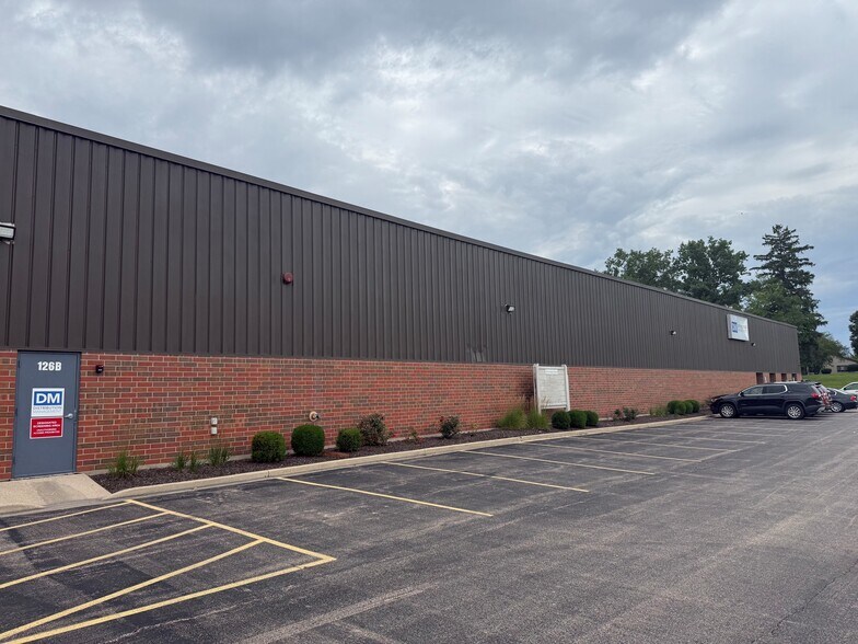 126 Kirkland Cir, Oswego, IL à louer - Photo de l’immeuble – Image 3 sur 6