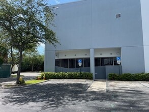 1250 S Powerline Rd, Deerfield Beach, FL à louer Photo intérieure– Image 2 sur 3