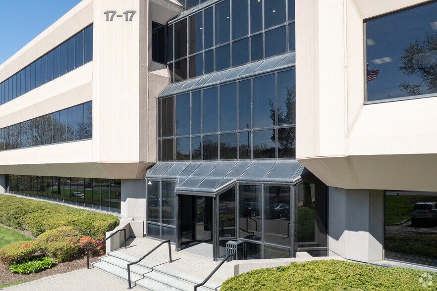 17-17 Route 208, Fair Lawn, NJ à louer - Photo de l’immeuble – Image 2 sur 7