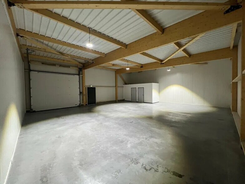 Local d’activités dans Saint-Jean-de-la-Neuville à louer - Photo de l’immeuble – Image 3 sur 9