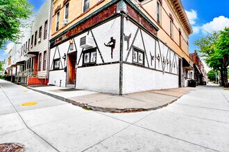 67-29 Central Ave, Glendale, NY à louer Photo intérieure– Image 1 sur 9